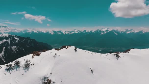 Vzdušný pohled na zasněžené vrcholy švýcarských Alp. Švýcarsko. Horská hora rolovci-de-Naye. — Stock video