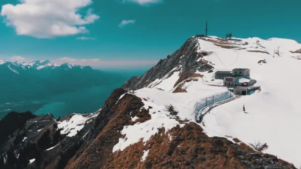 Vzdušný pohled na zasněžené vrcholy švýcarských Alp. Švýcarsko. Horská hora rolovci-de-Naye. — Stock video