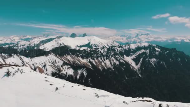 Вид на засніжені вершини швейцарських Альп. Швейцарія. Роше-де-найе гірський пік. — стокове відео