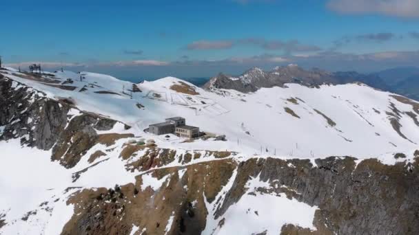 Widok z lotu ptaka na ośnieżone szczyty Alp szwajcarskich. Szwajcaria. Szczyt górski Rochers-de-Naye. — Wideo stockowe