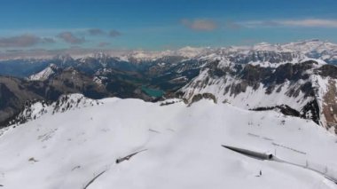 İsviçre Alpleri'nin Karlı Tepeleri'nde Havadan Drone görünümü. İsviçre. Rochers-de-Naye dağ zirvesi.