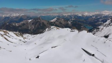 İsviçre Alpleri'nin Karlı Tepeleri'nde Havadan Drone görünümü. İsviçre. Rochers-de-Naye dağ zirvesi.