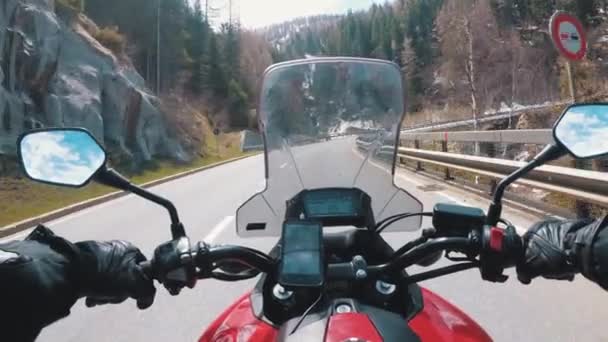 Мотоциклист едет по живописной горной дороге недалеко от Снежных Альп Швейцарии — стоковое видео