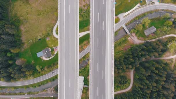 Vista superior aérea del viaducto de la autopista con tráfico de varios carriles en las montañas. Autobahn en Austria — Vídeos de Stock