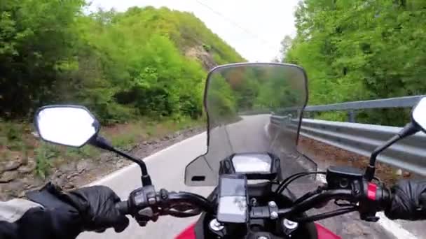 Motorbiciklista a motorkerékpár túrák egy gyönyörű táj Mountain Road Olaszországban — Stock videók