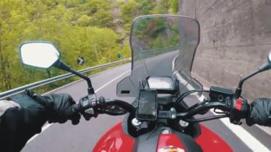 İtalya'da Güzel Bir Manzara Dağ Yolu Üzerinde Motosiklet Rides Motosikletli