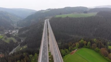 Dağlardaki Beton Sütunlar Üzerindeki Otoyol Viyadüğü'nün havadan görünümü
