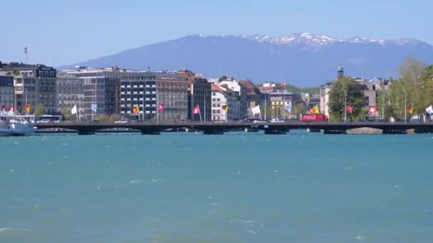 市街地の通行車とモンブラン橋。国の旗を持つ中央橋。スイス — ストック動画