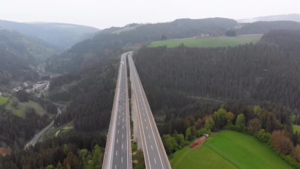 Luchtfoto van het viaduct van de snelweg op betonnen pilaren in de bergen — Stockvideo