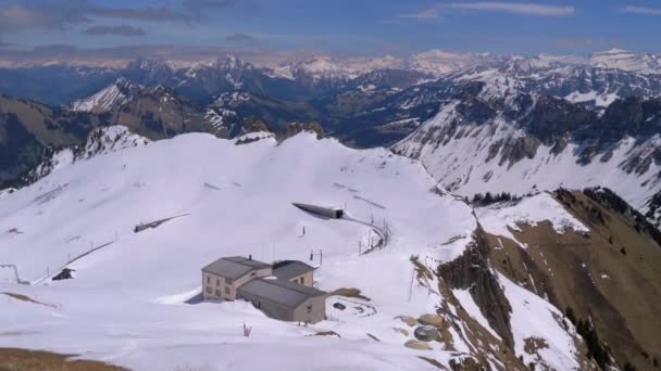Panoramisch uitzicht vanaf de hoge berg tot besneeuwde toppen in de Alpen van Zwitserland. Rochers-de-Naye. — Stockvideo