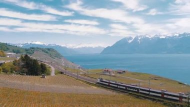 İsviçre Trenalps karşı Cenevre Gölü yakınlarındaki bir Hillside üzerinde Bir Manzara Demiryolu boyunca hareket eder. İsviçre