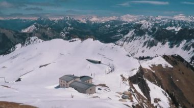 İsviçre Alpleri'ndeki Karlı Tepeler'e Yüksek Dağ'dan panoramik manzara. Rochers-de-Naye.