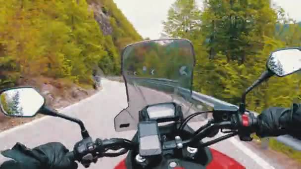 Motorrijder op motorritten op een prachtige landschaps bergweg in Italië — Stockvideo