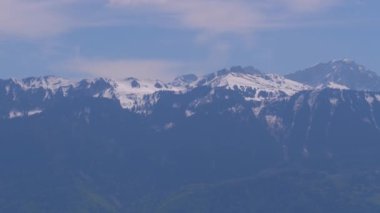 İsviçre'de Alp Dağları'nın Karlı Tepeleri'nin güzel manzarası