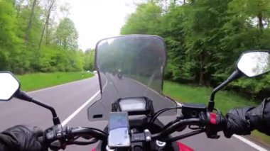 Yeşil Ağaçlar ve Hills yakınlarındaki Güzel Boş Yolda Sürme Motosikletçi