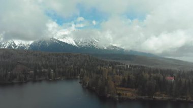 Bulutlar ve Karlı Dağlar 'daki Strbske Pleso' nun hava manzarası. Slovakya