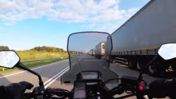 Gite in moto sulla strada lungo la colonna di camion parcheggiati — Video Stock
