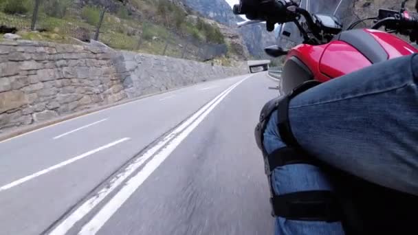 Motociclista Passeios ao longo da Scenic Mountain Curve Road. Vista lateral. VPO . — Vídeo de Stock
