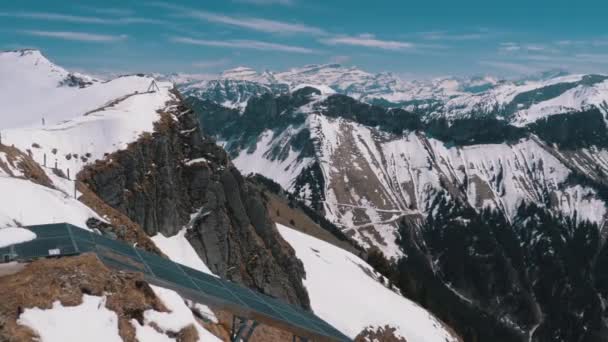Vista panorámica desde la alta montaña hasta los picos nevados en los Alpes suizos. Rochers-de-Naye . — Vídeos de Stock
