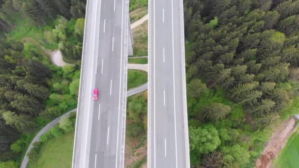 Εναέρια κορυφαία θέα της οδού γέφυρα του αυτοκινητόδρομου με πολλαπλή κυκλοφορία στα βουνά. Αυστρία — Αρχείο Βίντεο