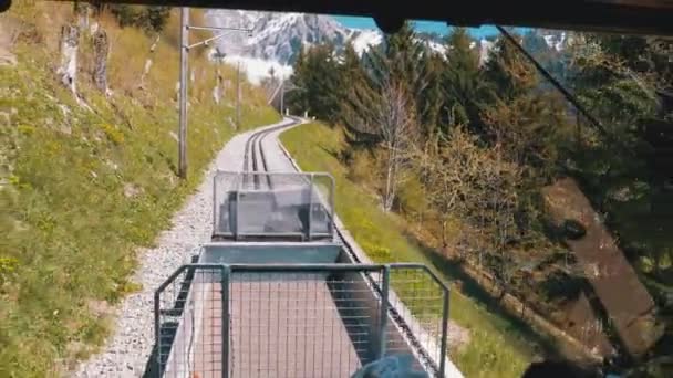 Cogwheel Train Rides nas montanhas nevadas na ferrovia. Suíça, Alpes — Vídeo de Stock