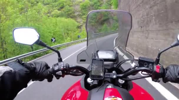 Pengendara sepeda motor di Rides Motorbike di Beautiful Landscape Mountain Road di Italia — Stok Video