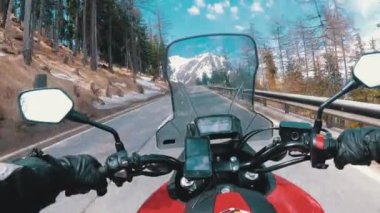 Snowy İsviçre Alpleri yakınlarındaki Güzel Manzara Dağ Yolu Üzerinde Motosikletli Rides