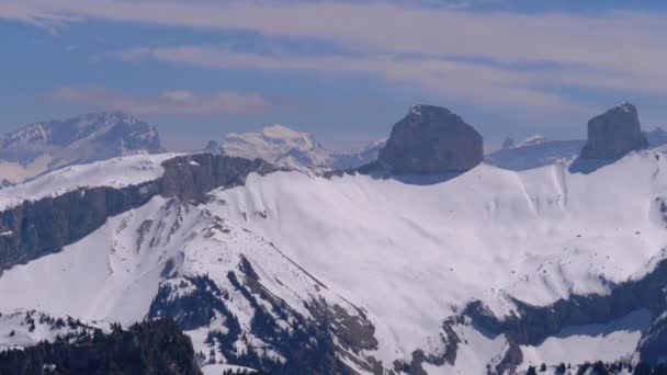 Vista panorámica desde la alta montaña hasta los picos nevados en los Alpes suizos. Rochers-de-Naye . — Vídeos de Stock