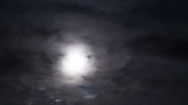 Dolunay Karanlık Bulutlar aracılığıyla Gece Gökyüzünde Hareket Eder. Timelapse.