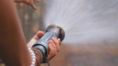 Çocuk Kadın Elleri Çam Ormanında Su Ların Çalıştığı Yangın Hortumu Tutun