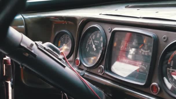 Gamla lastbils instrumentbrädan, hastighetsmätaren och andra indikatorer. Vintage militärfordon — Stockvideo