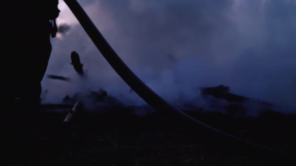 Extingue Fuego con Agua por Manguera de Fuego. Manguera de retención de bomberos y apagar fogata forestal por la noche — Vídeo de stock