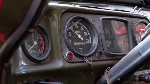 Παλιό ταμπλό φορτηγών, ταχύμετρο, και άλλοι δείκτες. Vintage στρατιωτικό όχημα — Αρχείο Βίντεο