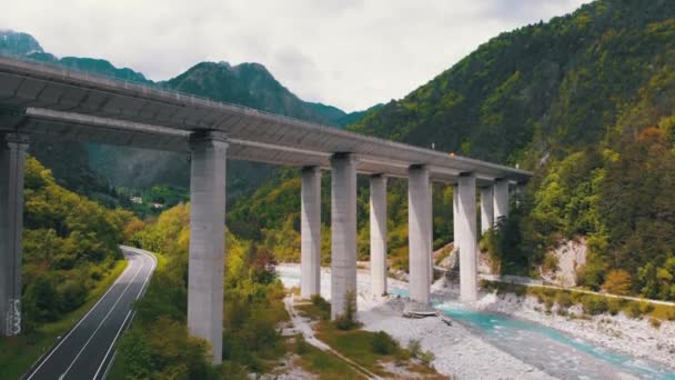 Luftaufnahme des betonierten Autobahnviadukts auf Betonpfeilern in den Bergen — Stockvideo