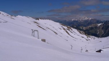 İsviçre Alpleri'ndeki Karlı Tepeler'e Yüksek Dağ'dan panoramik manzara. Rochers-de-Naye.