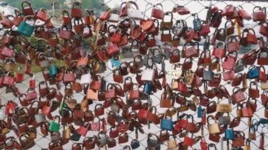 Salzburg, Avusturya'daki Aşk Köprüsü'nde Korkuluklara Asılı Birçok Renkli Kilit