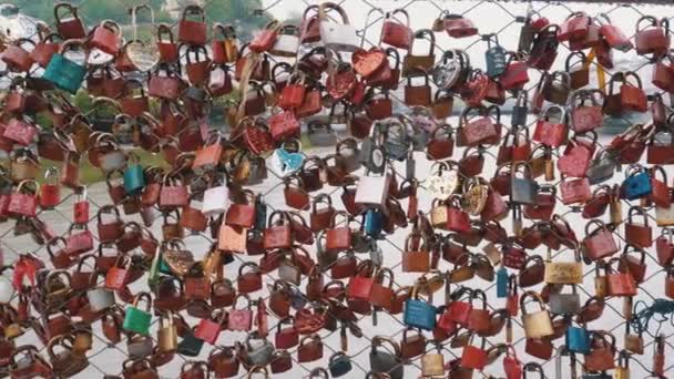 Veel kleurrijke sloten hangen op leuningen op de Love Bridge in Salzburg, Oostenrijk — Stockvideo
