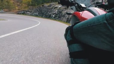 Doğal Dağ Eğrisi Road boyunca Motosikletli Rides. Yan görünüm. Pov.