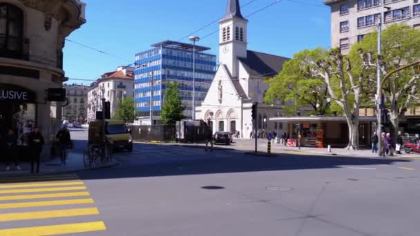 Женеві. Одна з головних вулиць з авторухом. Швейцарія. — стокове відео