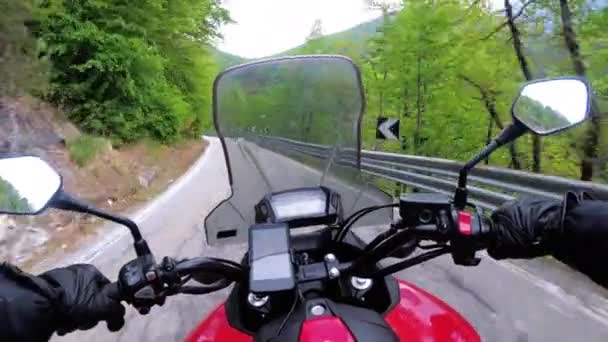 Мотоцикліст на мотоциклі їде на красивий ландшафт гірських доріг в Італії — стокове відео
