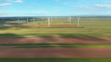 Tarladaki Rüzgar Türbinleri Çiftliği 'nin hava görüntüsü. Avusturya. Enerji Üretiminde Drone görünümü
