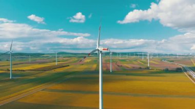 Tarladaki Rüzgar Türbinleri Çiftliği 'nin hava görüntüsü. Avusturya. Enerji Üretiminde Drone görünümü