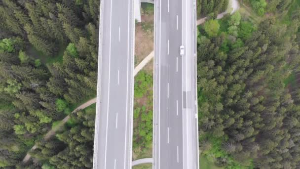 Vista superior aérea del viaducto de la autopista con tráfico de varios carriles en las montañas. Autobahn en Austria — Vídeo de stock
