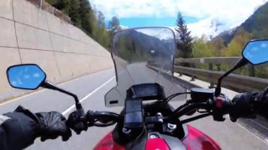 Snowy İsviçre Alpleri yakınlarındaki Güzel Manzara Dağ Yolu Üzerinde Motosikletli Rides