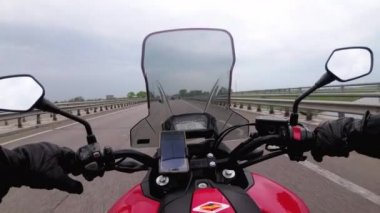 Otobanda binici. Bir motosikletin direksiyonundan görüntüle. Pov
