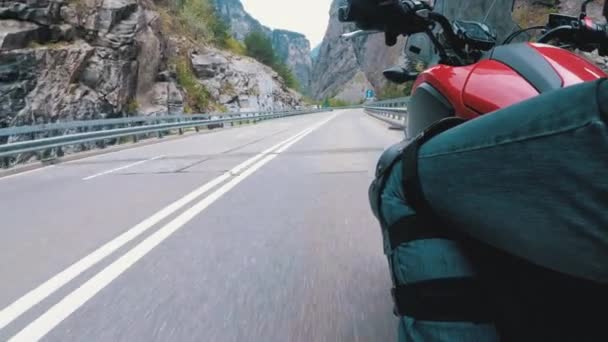 Rowerzysta jedzie wzdłuż Scenic Mountain Curve Road. Widok z boku. Pov. — Wideo stockowe