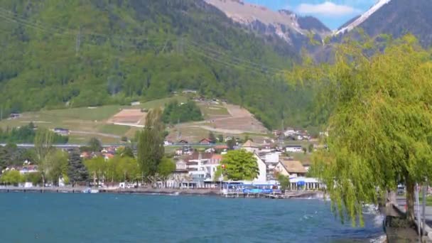 Landskap beskådar av Embankmenten av Montreux med Genèvesjön och de schweiziska alpsna — Stockvideo