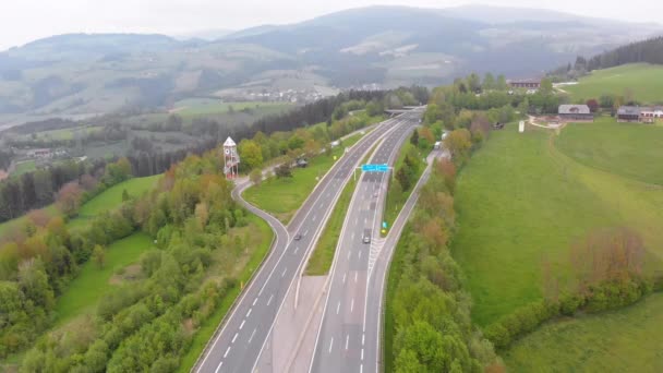 山のコンクリート柱上の高速道路高架橋の航空写真 — ストック動画