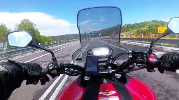 Motocyklista jazda na pustej autostradzie. Widok zza koła motocykla. Pov — Wideo stockowe