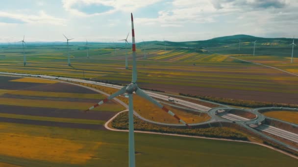 Vista aérea de la granja de aerogeneradores en campo. Austria. Vista del dron sobre la producción de energía — Vídeo de stock